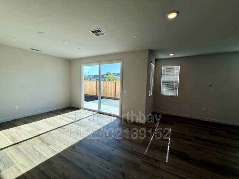 109 Clownfish St - Photo 4 of 19