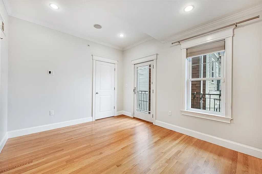 504 E 8th St #2 - Photo 6 of 8