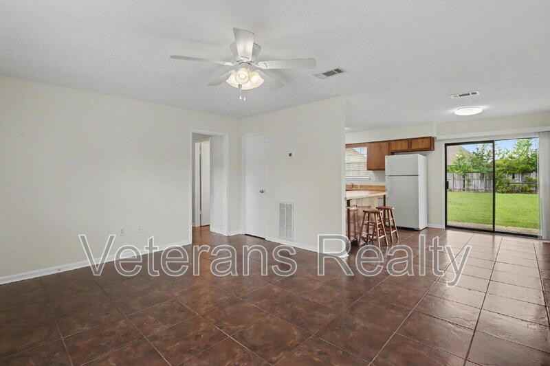 837 Tee St - Photo 4 of 20