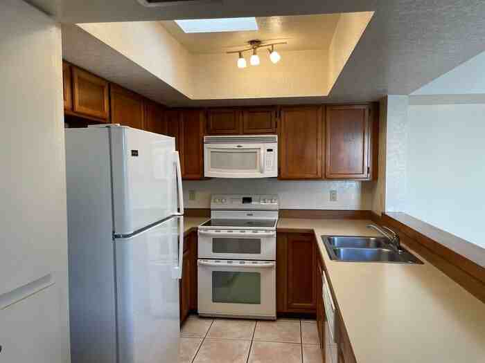 716 N Hayden Dr - Photo 2 of 15