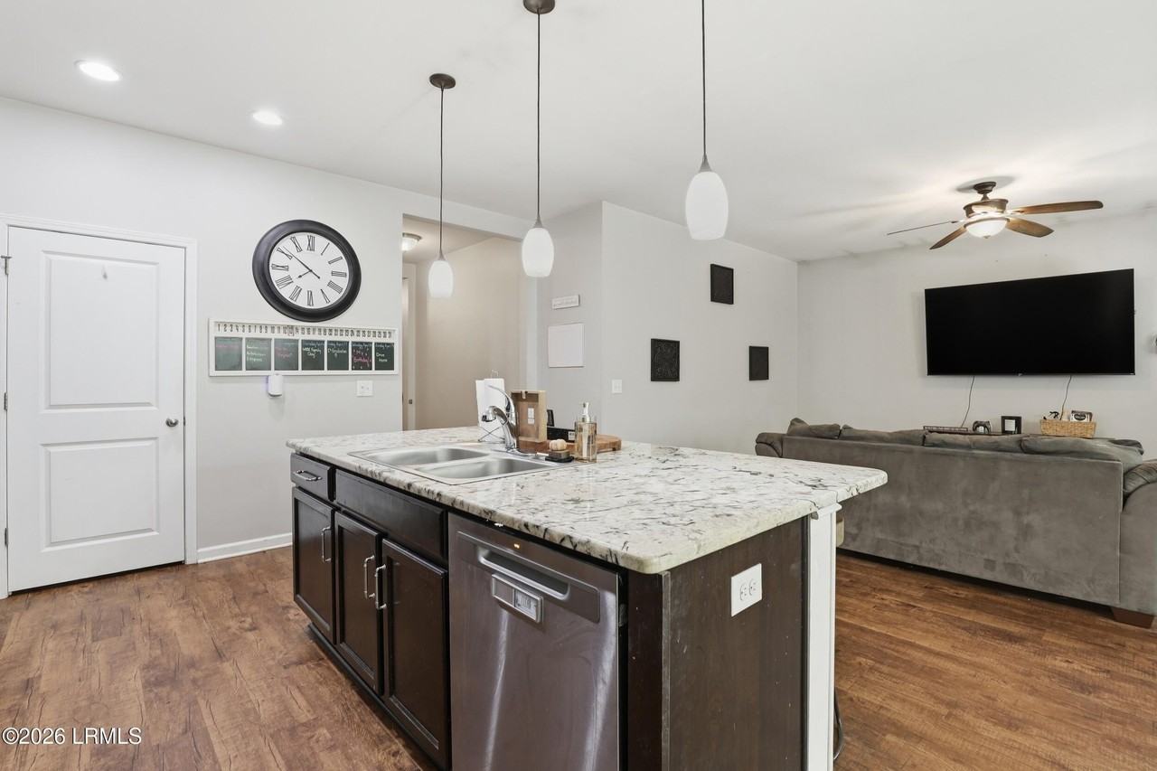 4864 Breeze Way - Photo 6 of 38