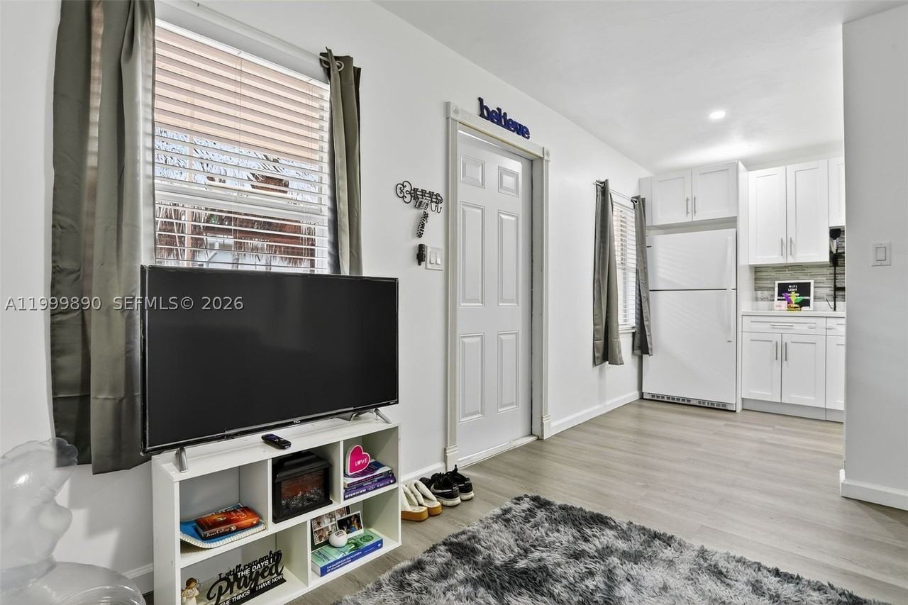 920 Sw 30th St #2 - Photo 2 of 29