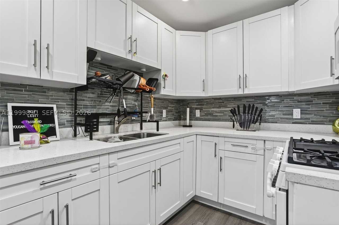 920 Sw 30th St #2 - Photo 4 of 29