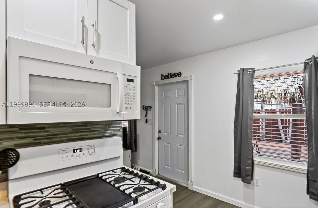 920 Sw 30th St #2 - Photo 6 of 29