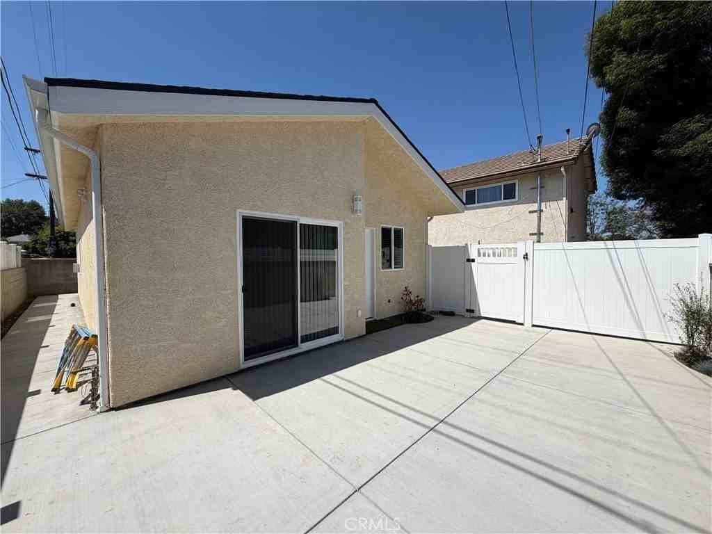 7814 Amestoy Ave - Photo 3 of 14