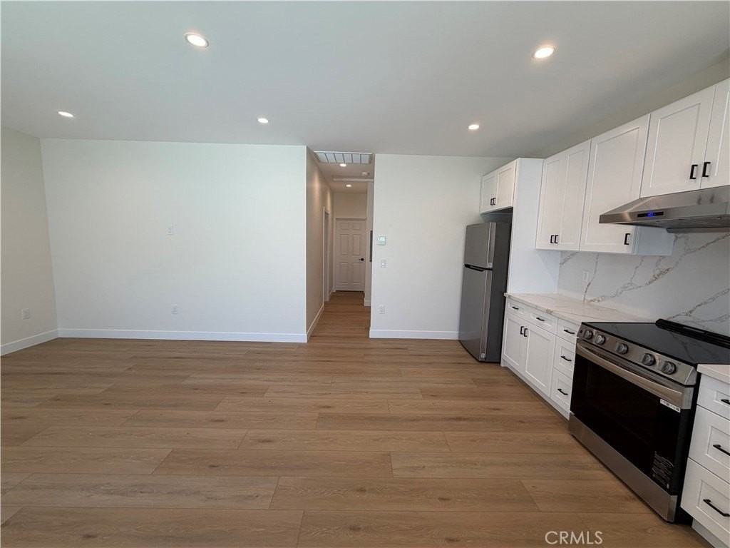 7814 Amestoy Ave - Photo 4 of 14