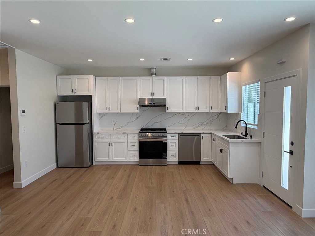 7814 Amestoy Ave - Photo 5 of 14