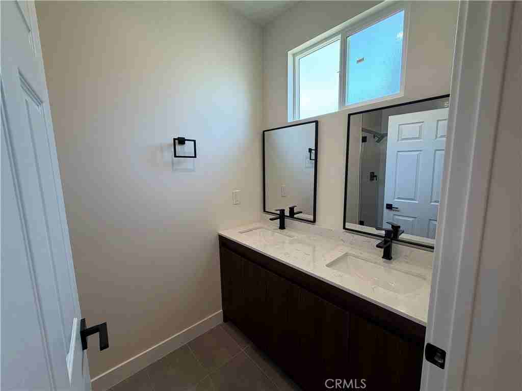 7814 Amestoy Ave - Photo 7 of 14