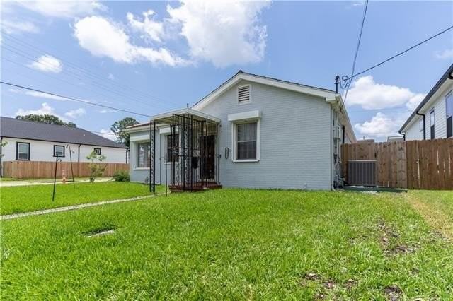 8502 Edinburgh St - Photo 2 of 20