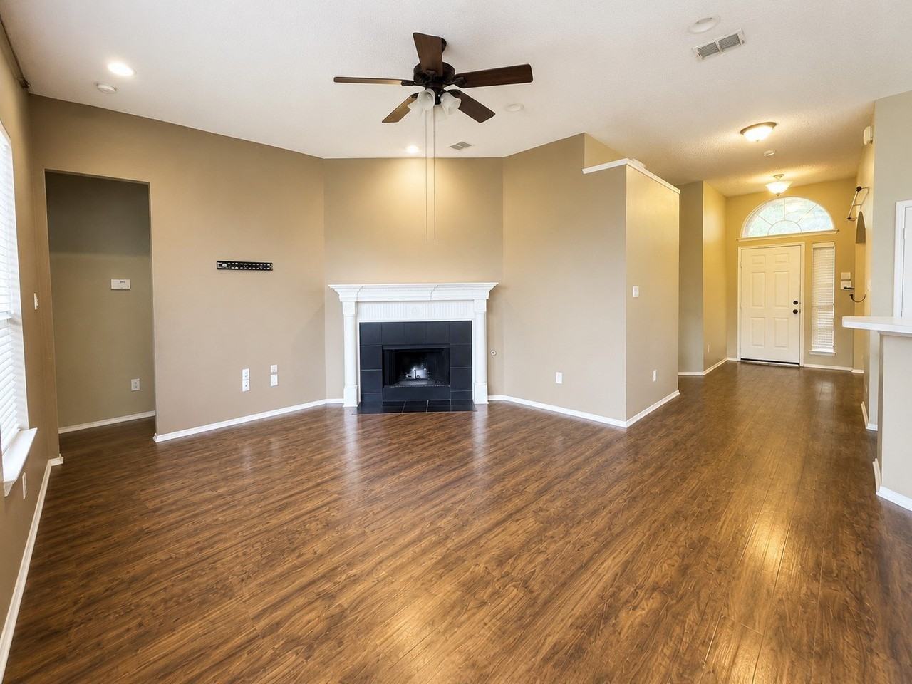 9505 Thorncliff Dr - Photo 3 of 11
