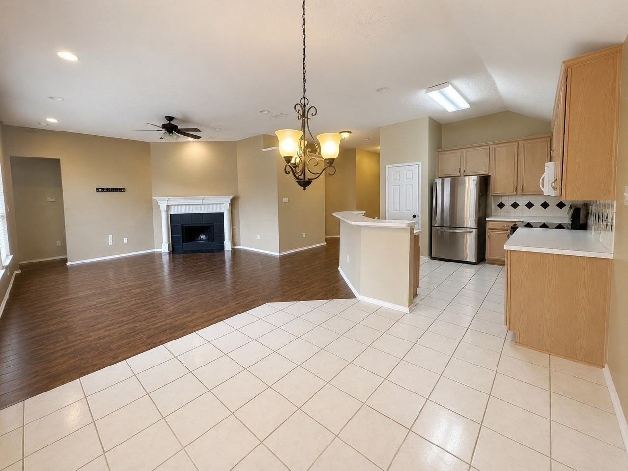 9505 Thorncliff Dr - Photo 4 of 11