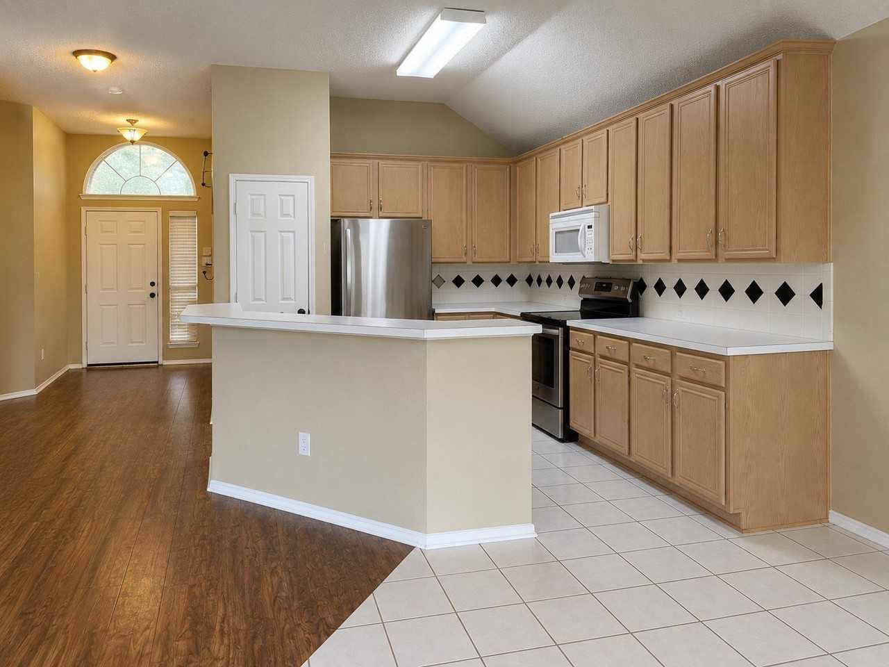9505 Thorncliff Dr - Photo 5 of 11