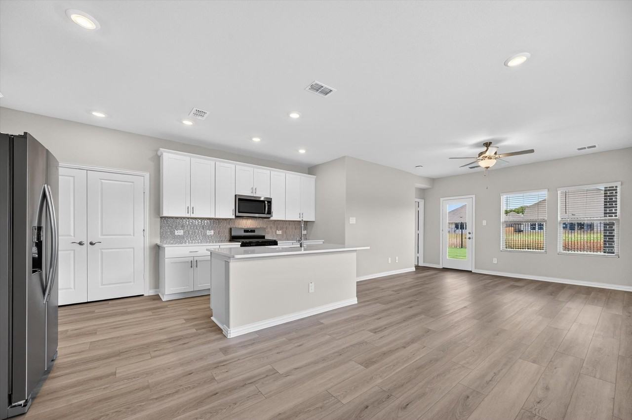 1402 Bridgestone Dr - Photo 2 of 33