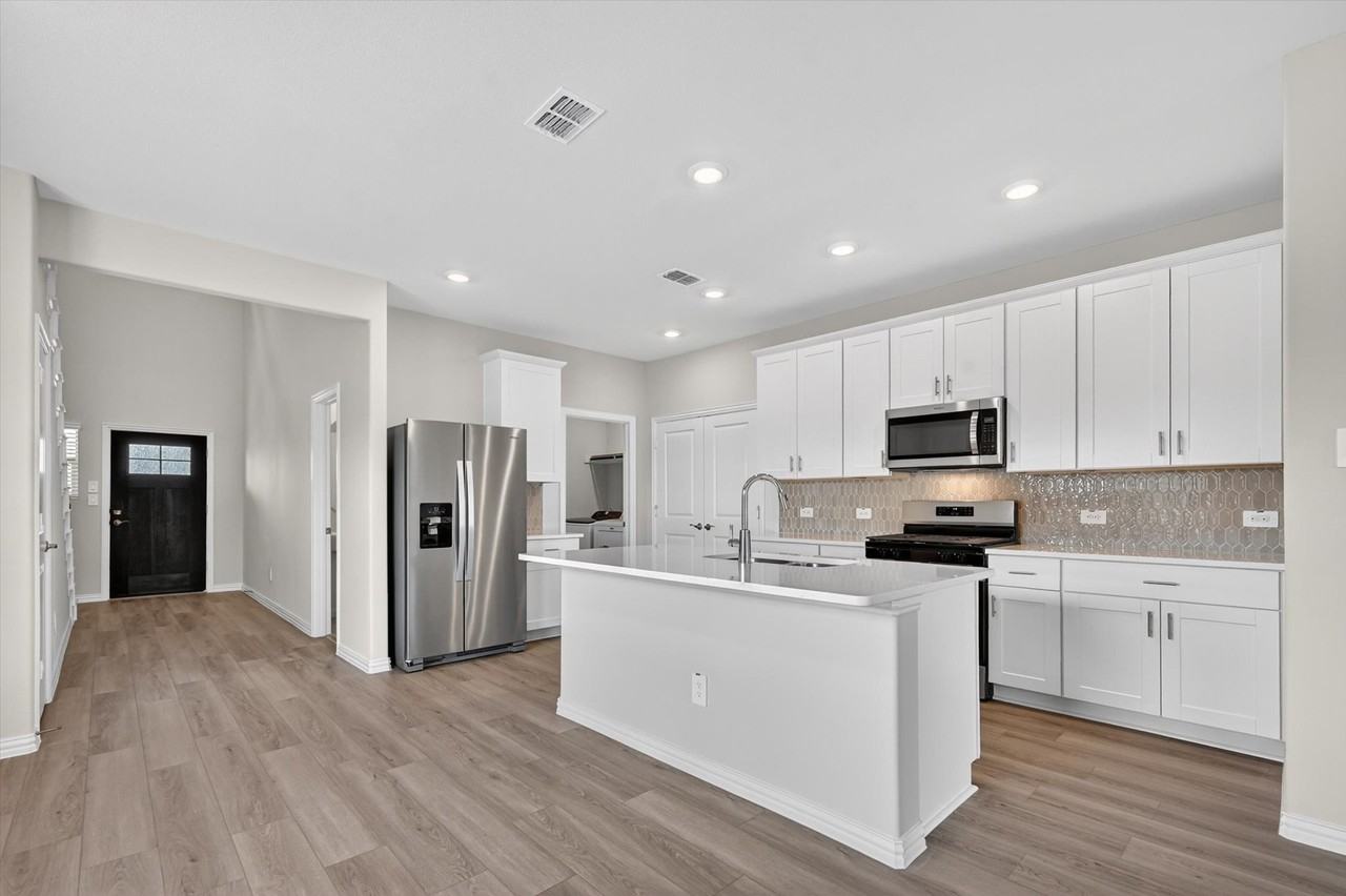 1402 Bridgestone Dr - Photo 3 of 33