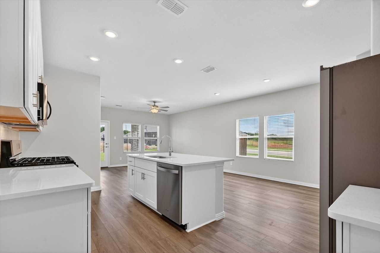 1402 Bridgestone Dr - Photo 4 of 33