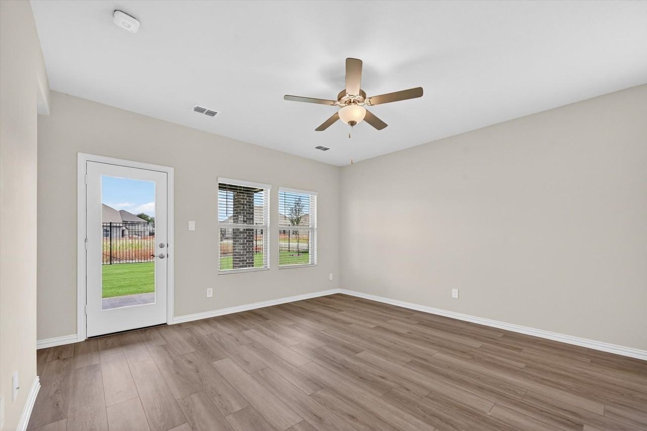1402 Bridgestone Dr - Photo 5 of 33