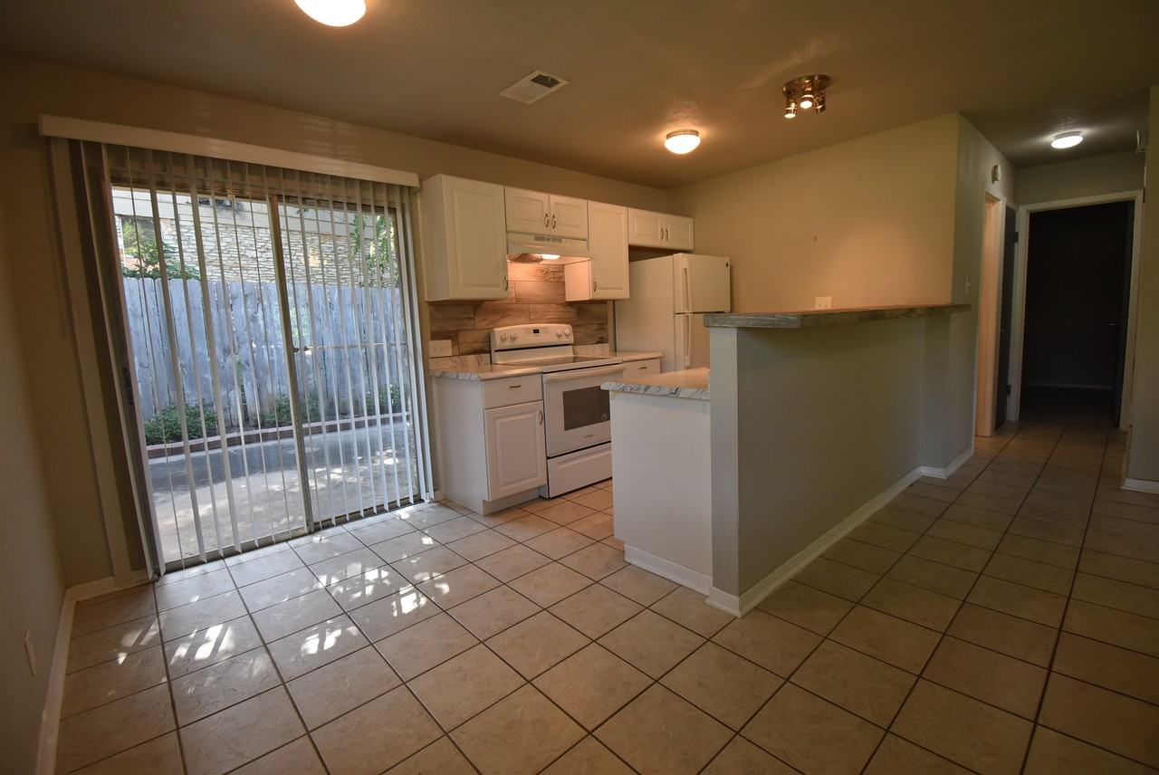 910 E Austin Ave #910 - Photo 4 of 22