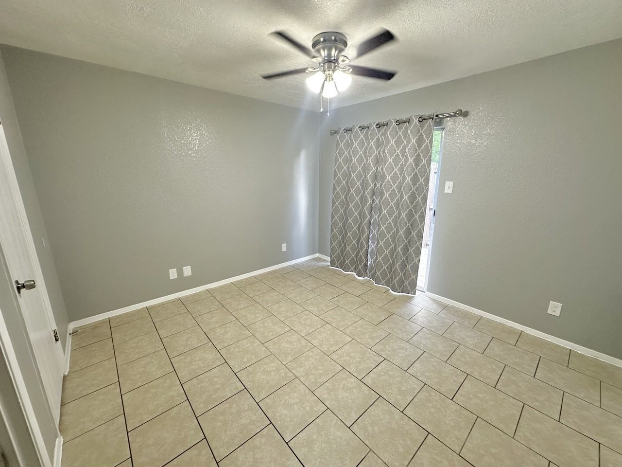 2107 Hinkle Ave #C - Photo 4 of 11