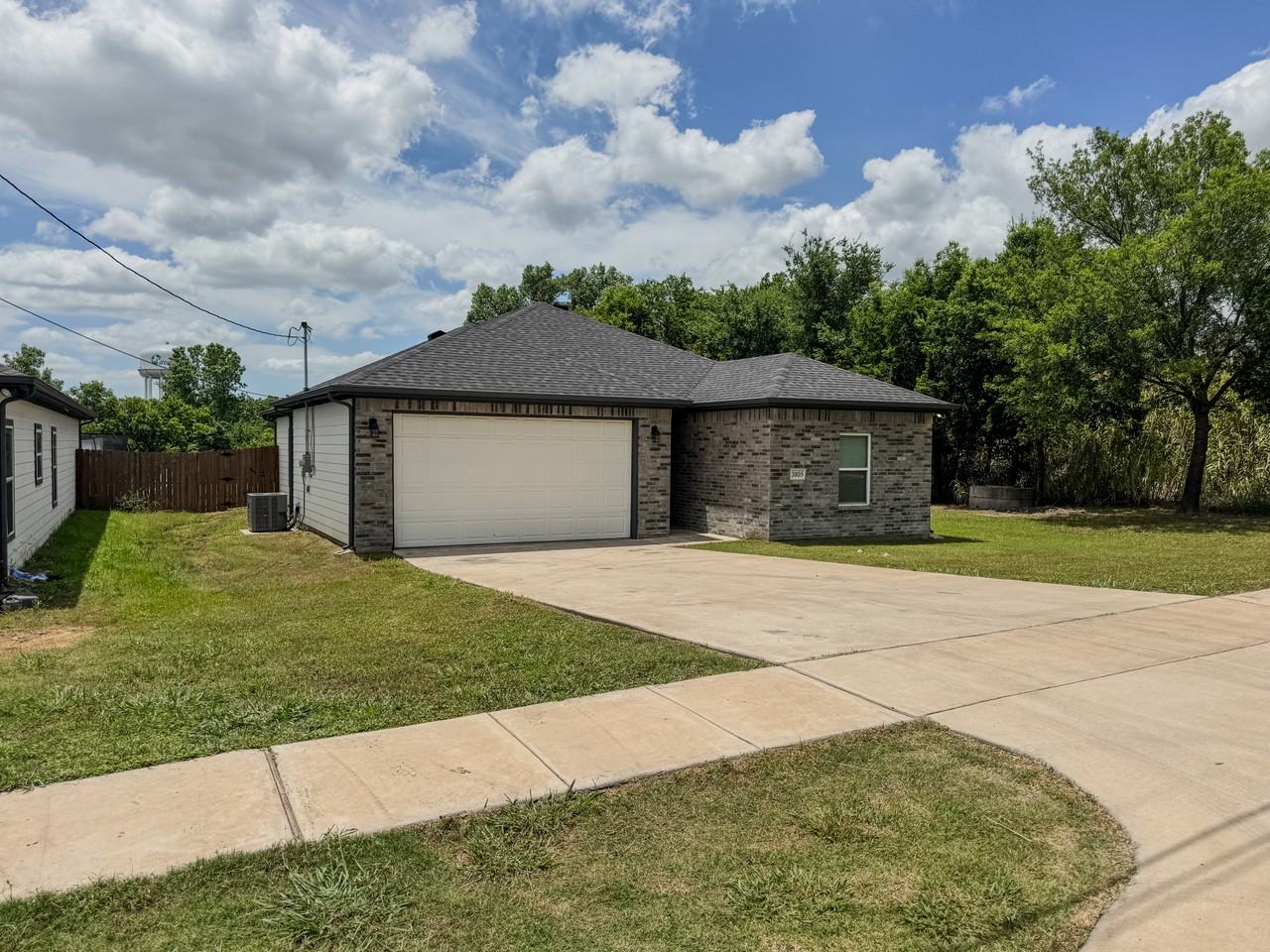 3105 Spencer St - Photo 2 of 20