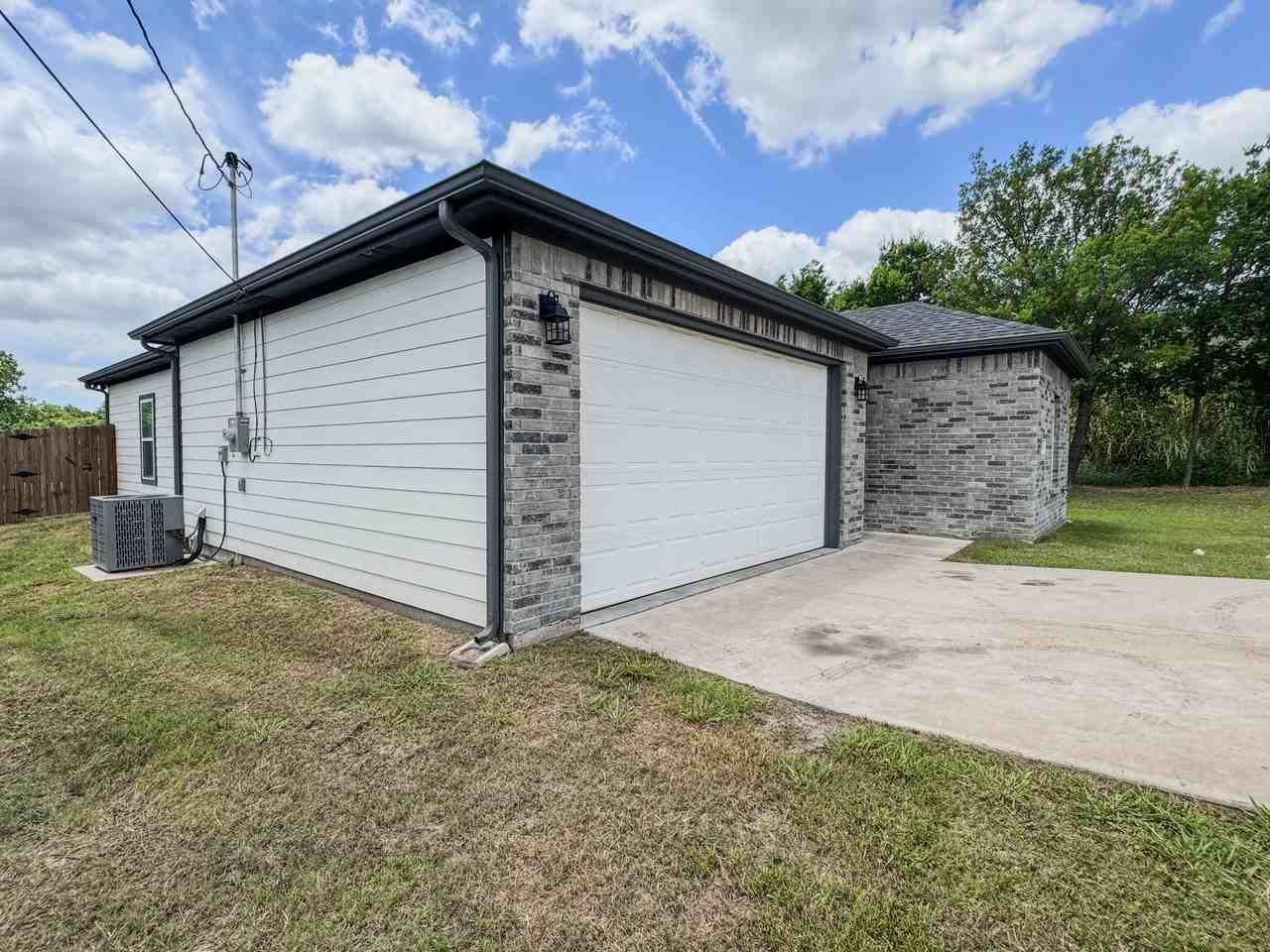 3105 Spencer St - Photo 4 of 20