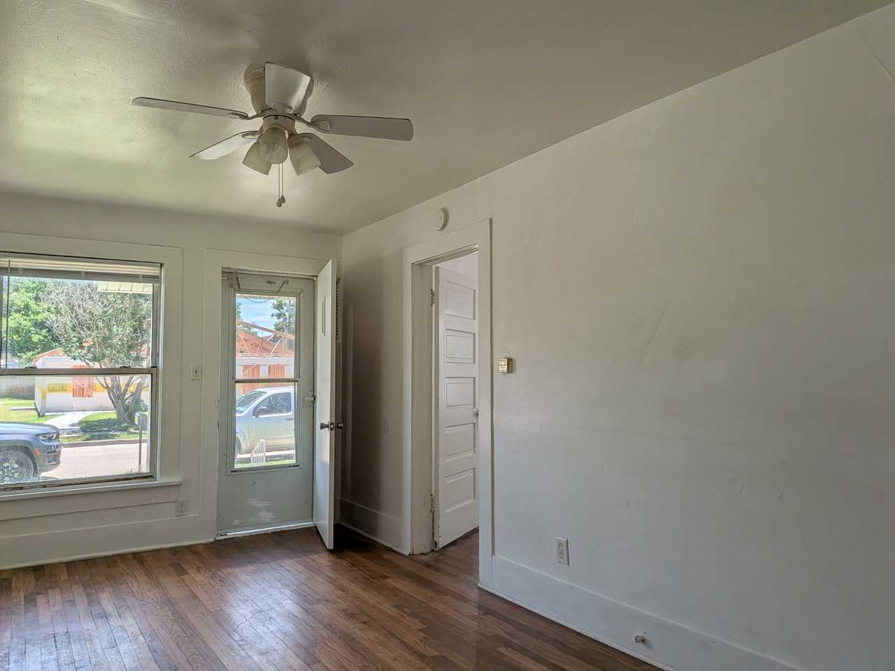 207 3rd Ave Nw - Photo 4 of 15
