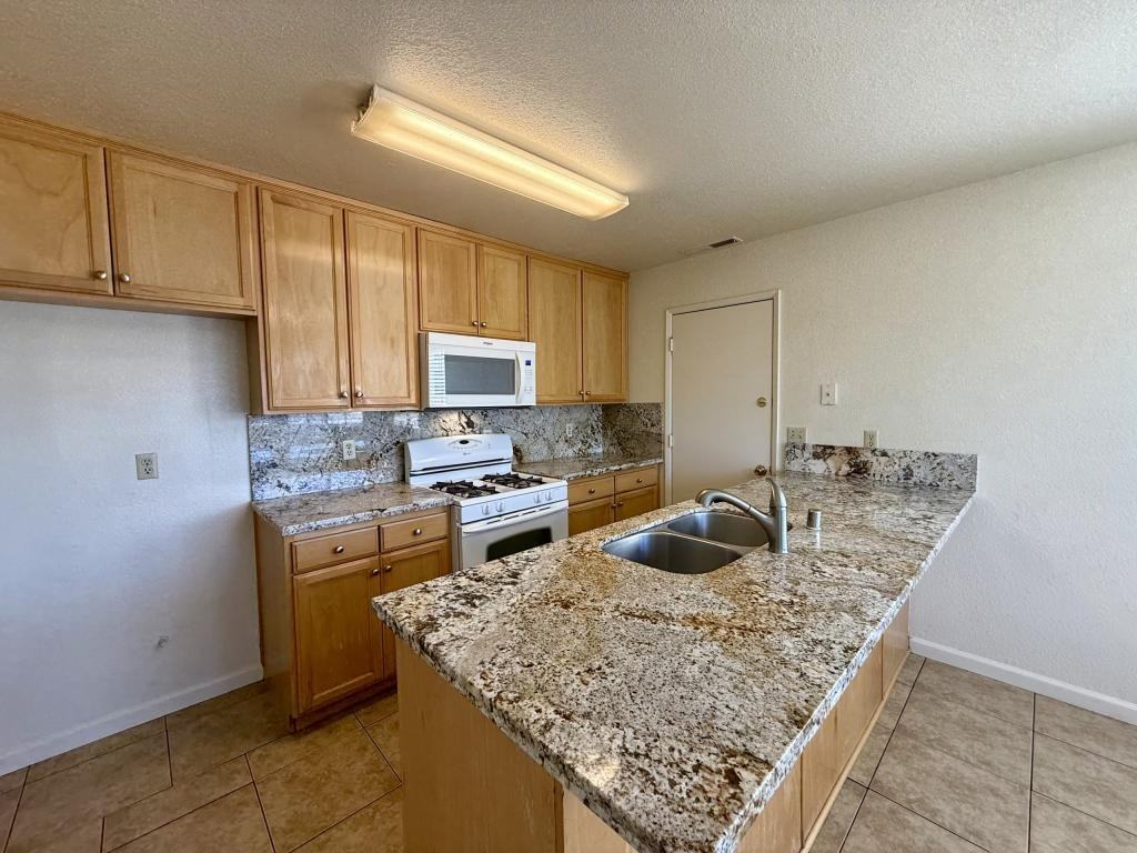 537 Center St - Photo 2 of 15
