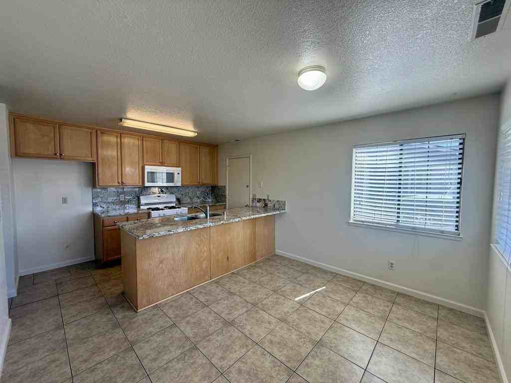 537 Center St - Photo 3 of 15