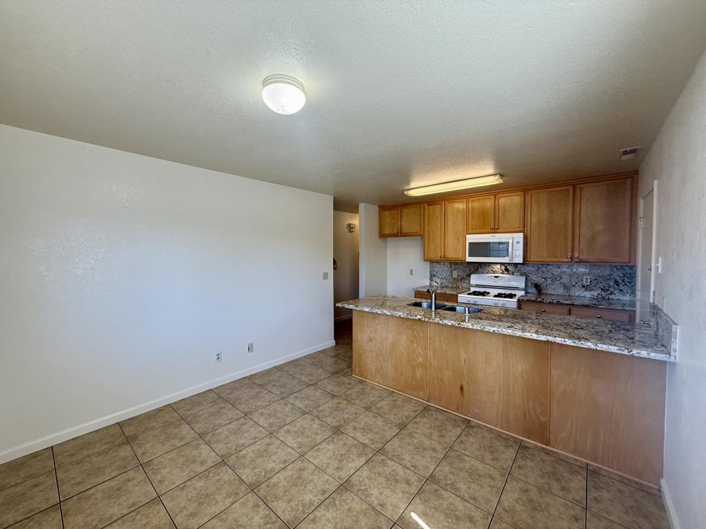 537 Center St - Photo 4 of 15