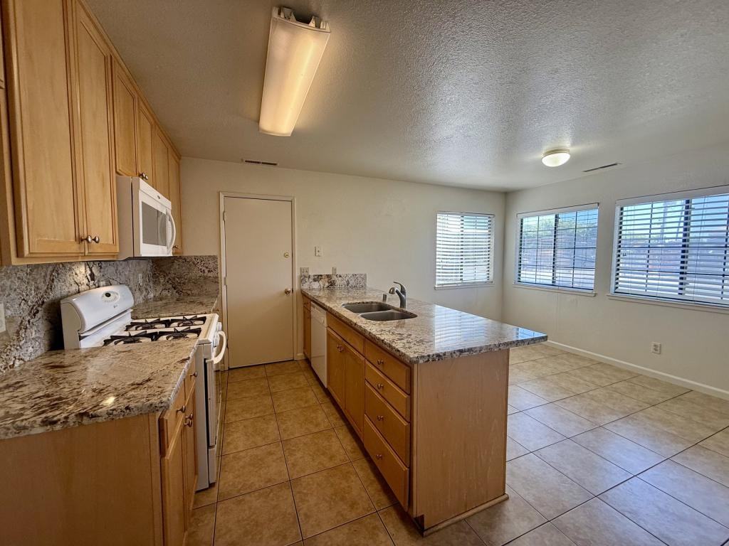 537 Center St - Photo 5 of 15