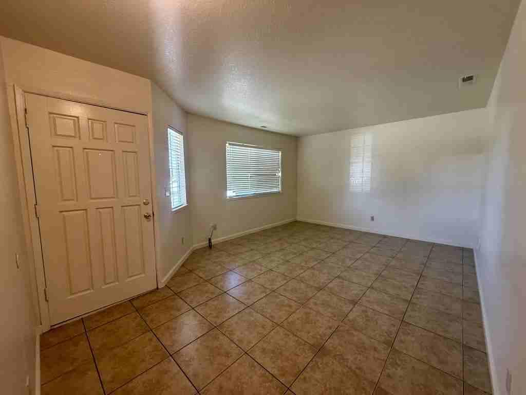 537 Center St - Photo 6 of 15