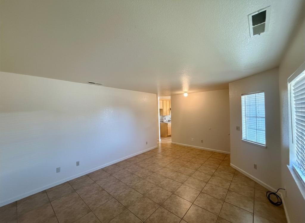 537 Center St - Photo 7 of 15