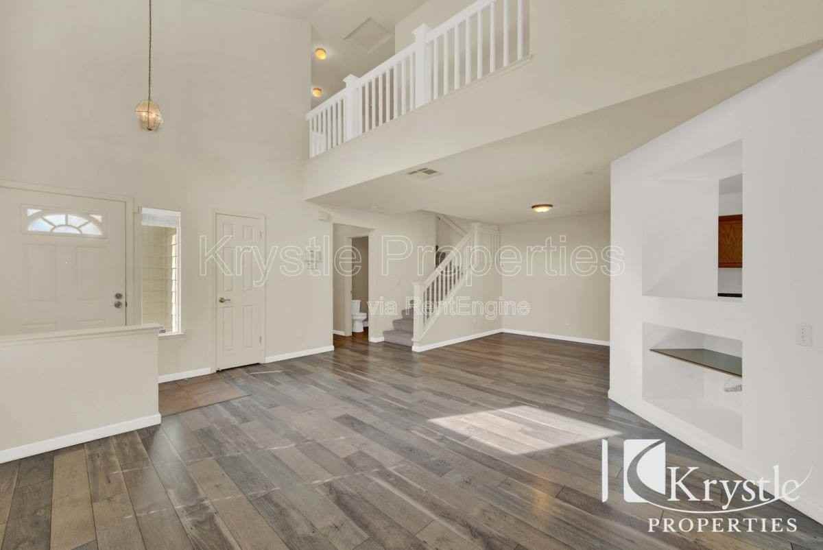 322 Clearpointe Dr - Photo 2 of 10
