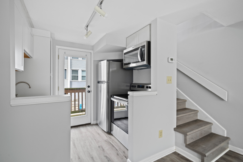 721 N Poplar St #8 - Photo 6 of 13