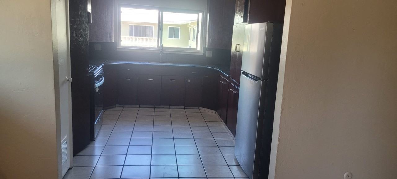 1852 Robin Ln - Photo 2 of 6