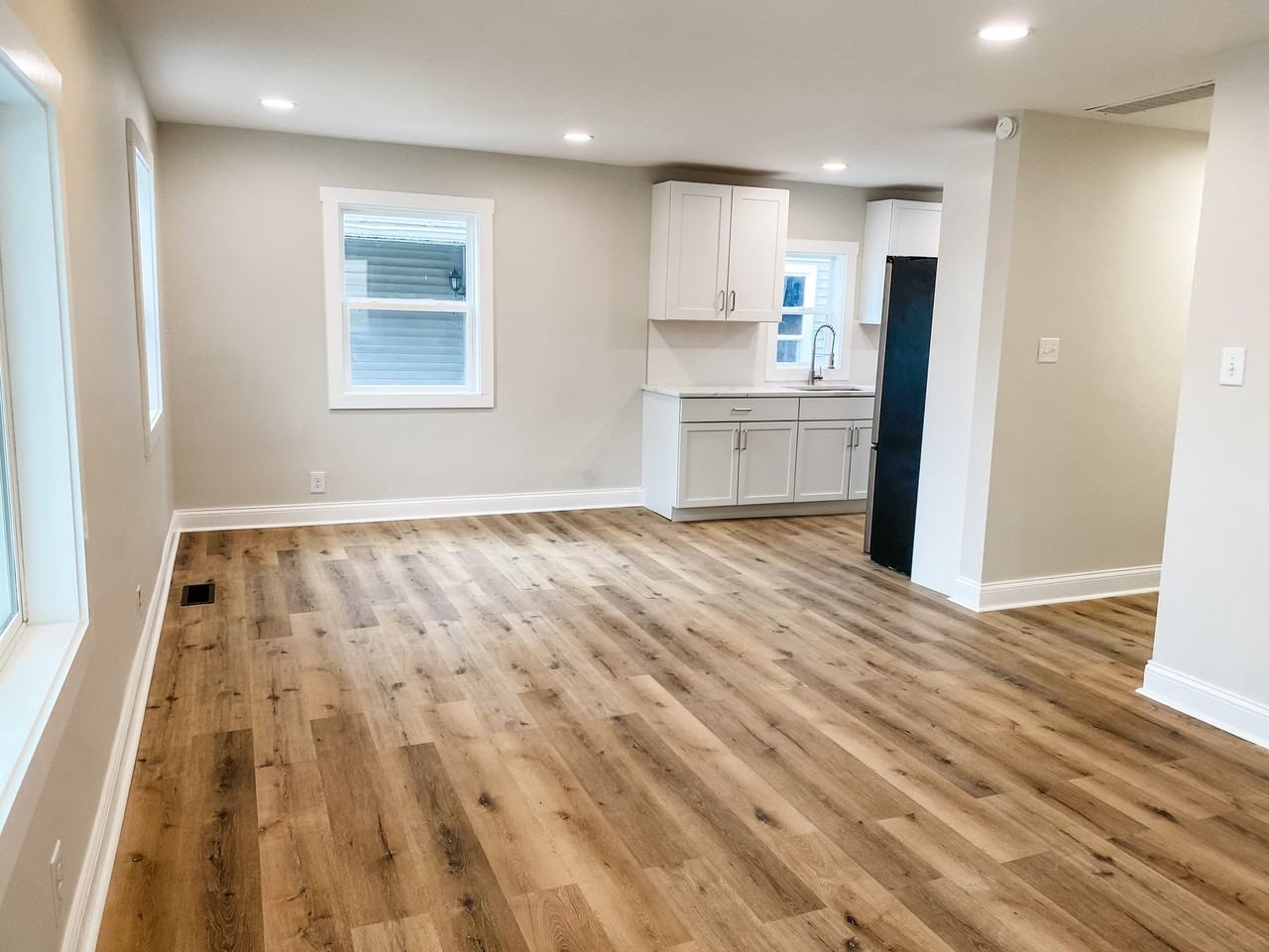 1142 S Keystone Ave - Photo 2 of 18