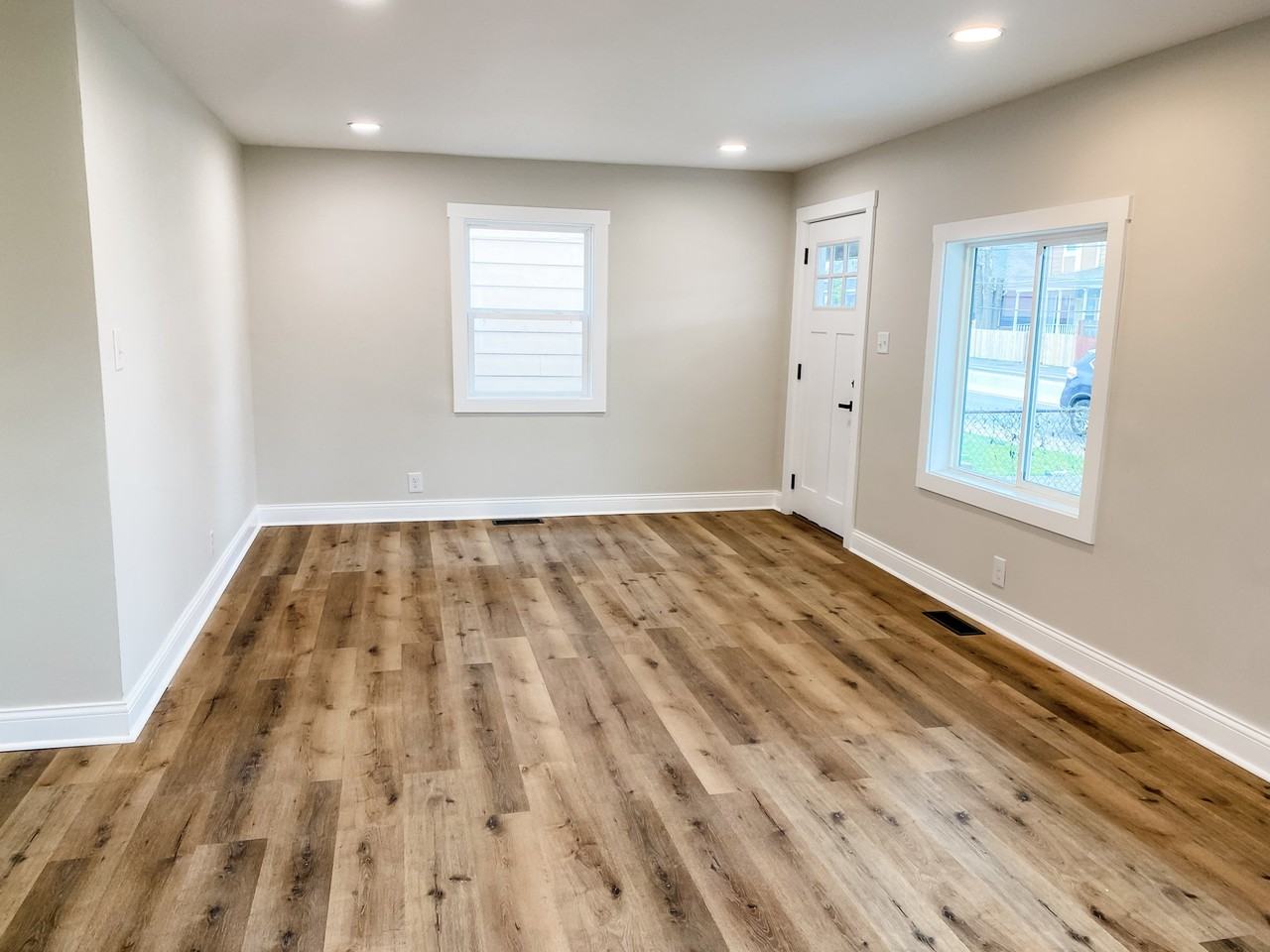 1142 S Keystone Ave - Photo 3 of 18