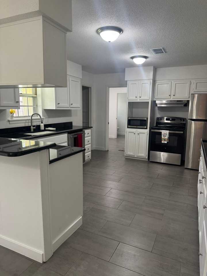 2598 Clark Ln - Photo 4 of 13
