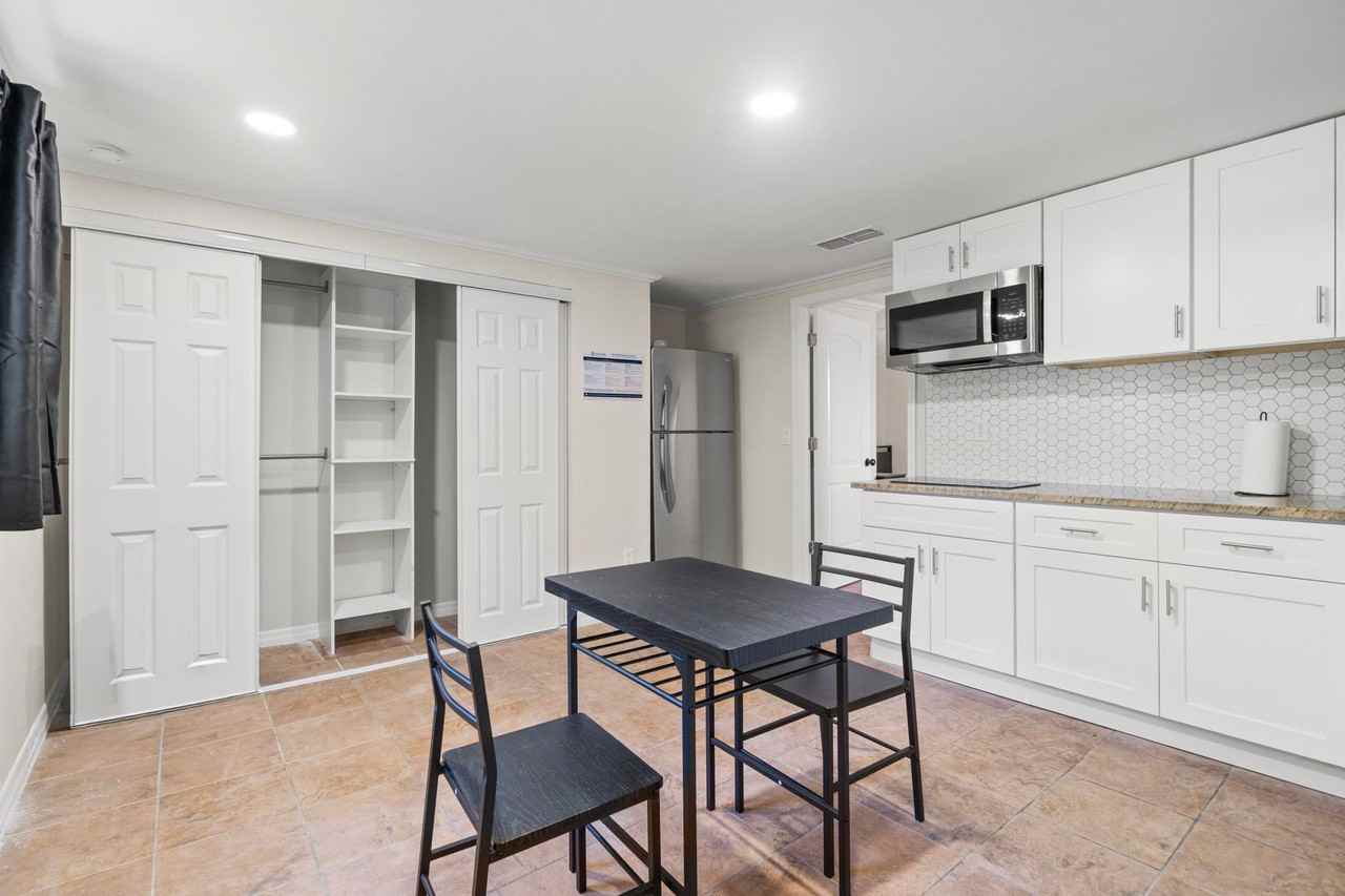 8823 W Robson St #5 - Photo 5 of 13