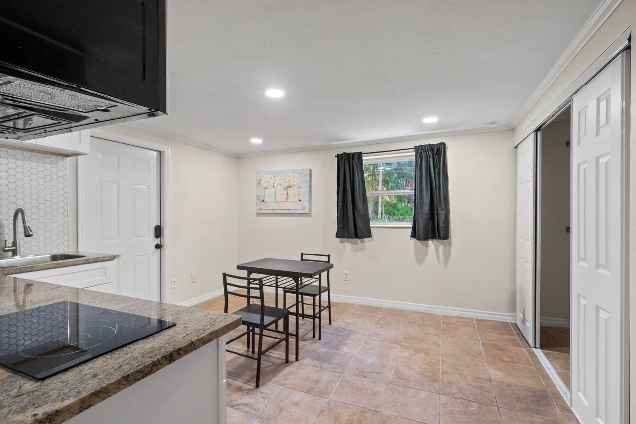 8823 W Robson St #5 - Photo 6 of 13