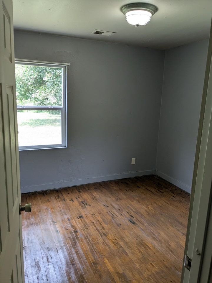 1716 E 23rd St N - Photo 4 of 9
