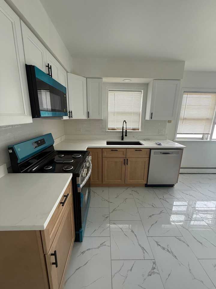 1712 N 35th Ave #2 - Photo 2 of 8