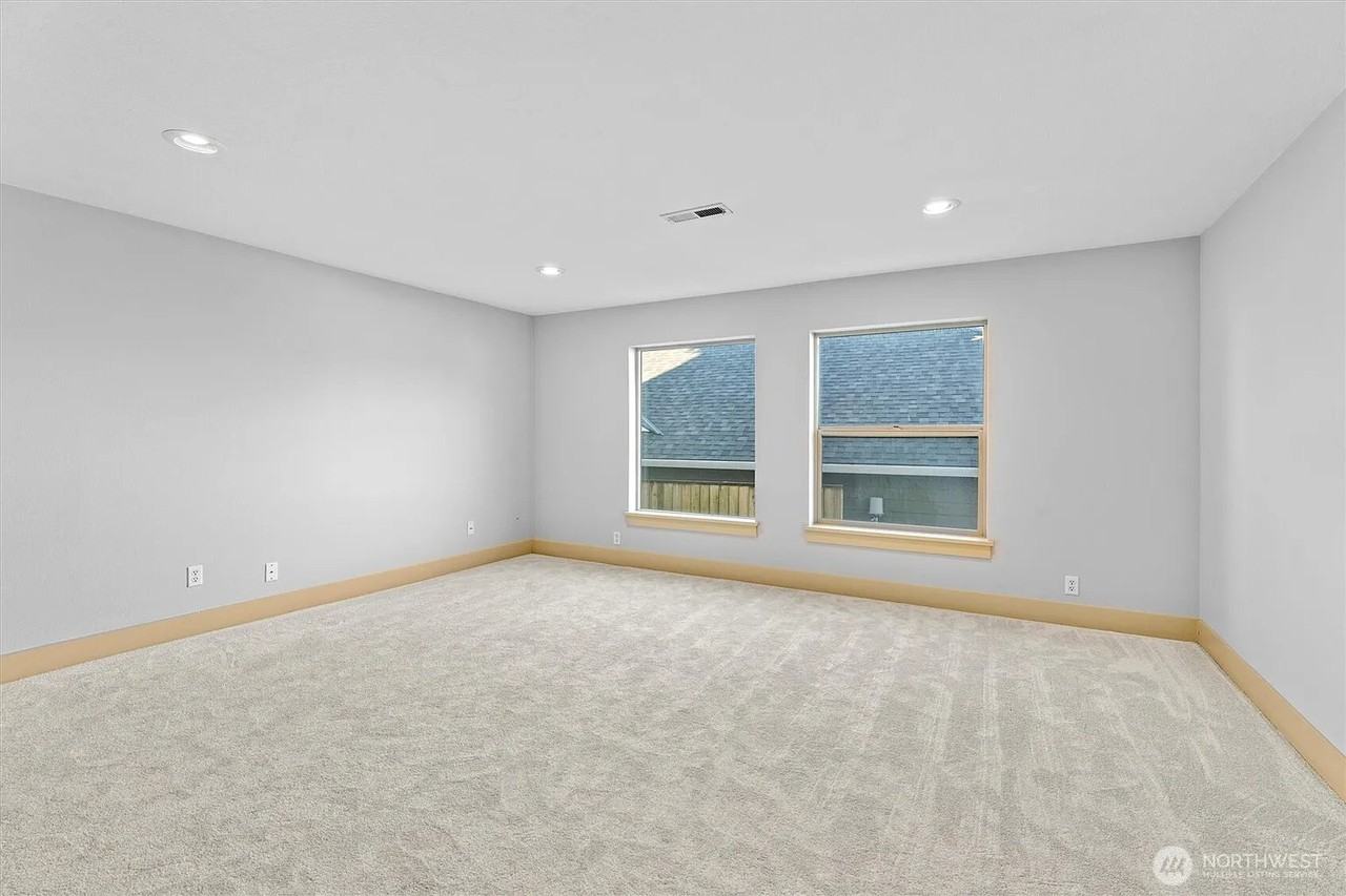 1727 Nw Ogden St - Photo 3 of 11