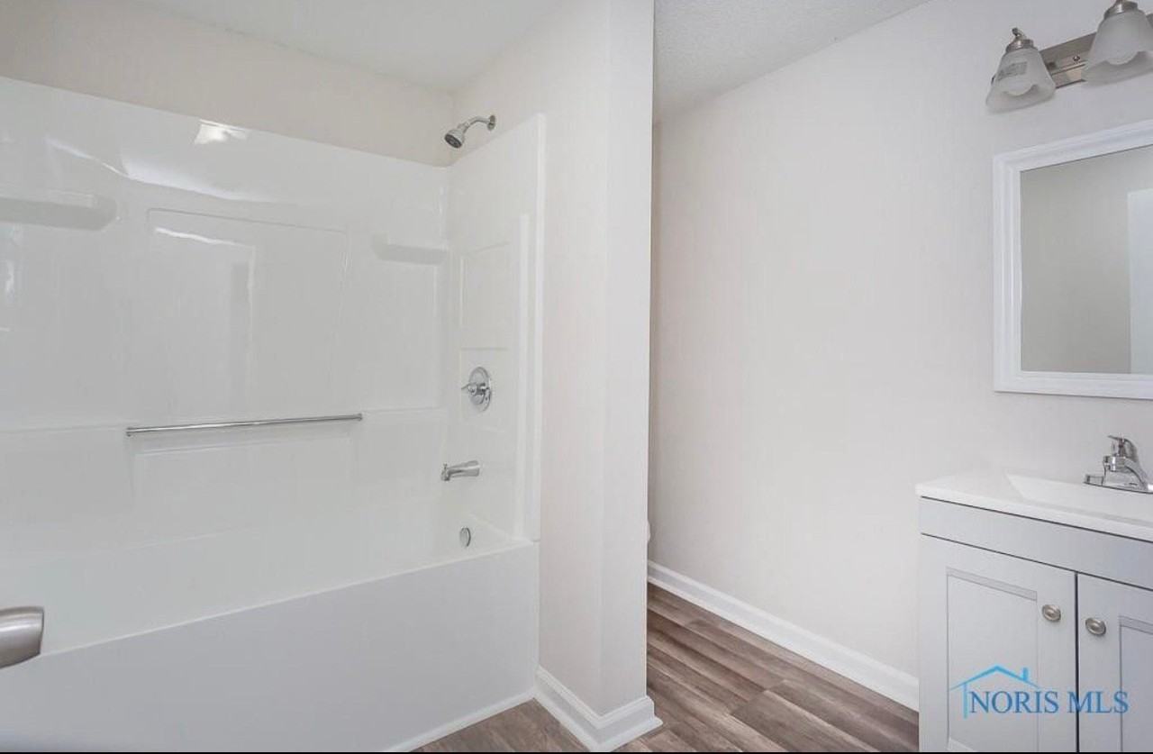 421 E Streicher St - Photo 3 of 20