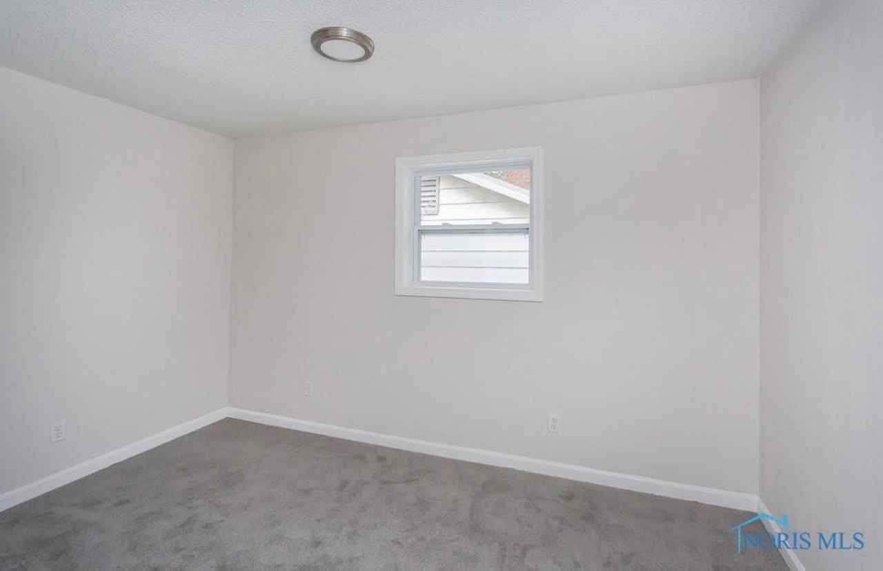 421 E Streicher St - Photo 5 of 20