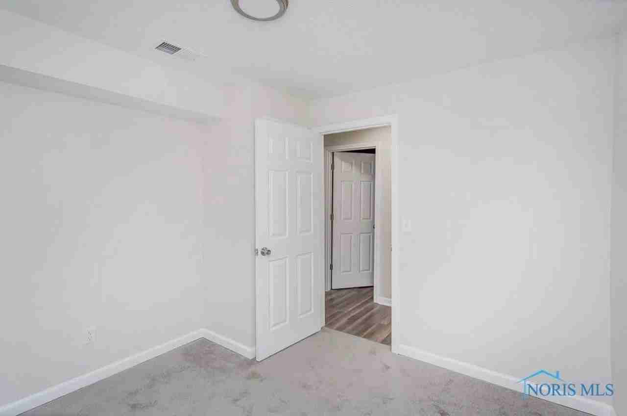 421 E Streicher St - Photo 6 of 20