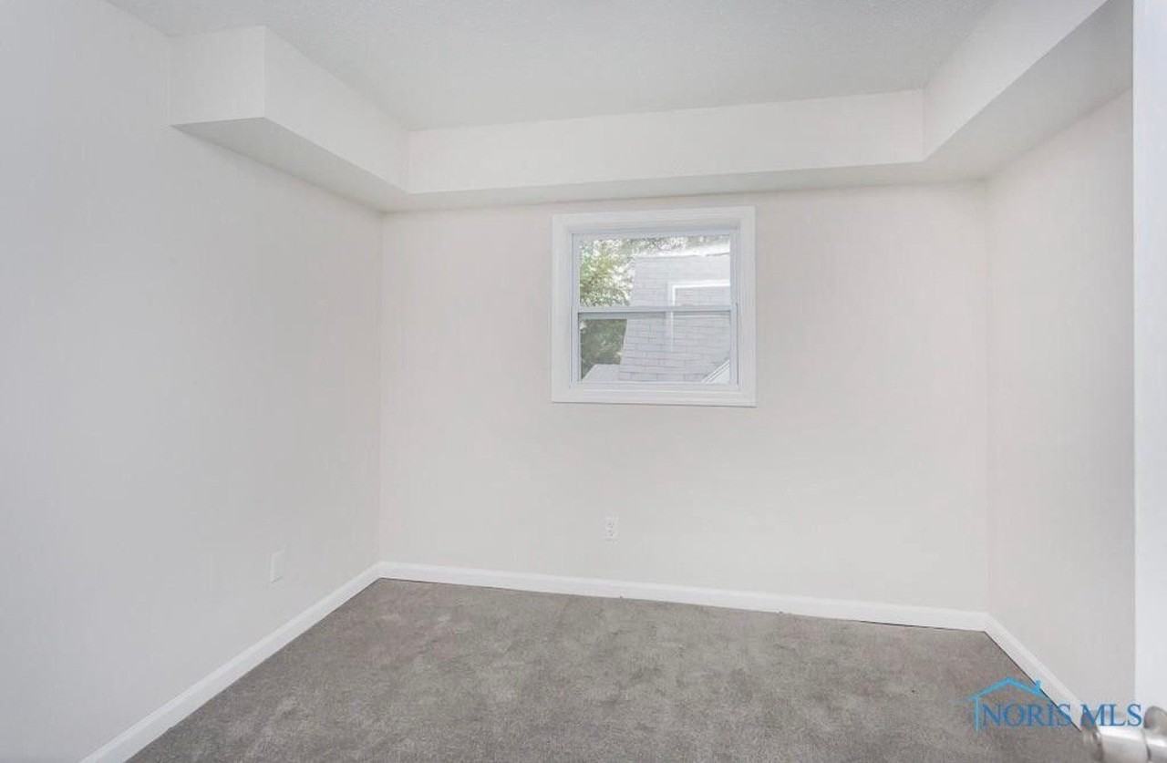 421 E Streicher St - Photo 7 of 20