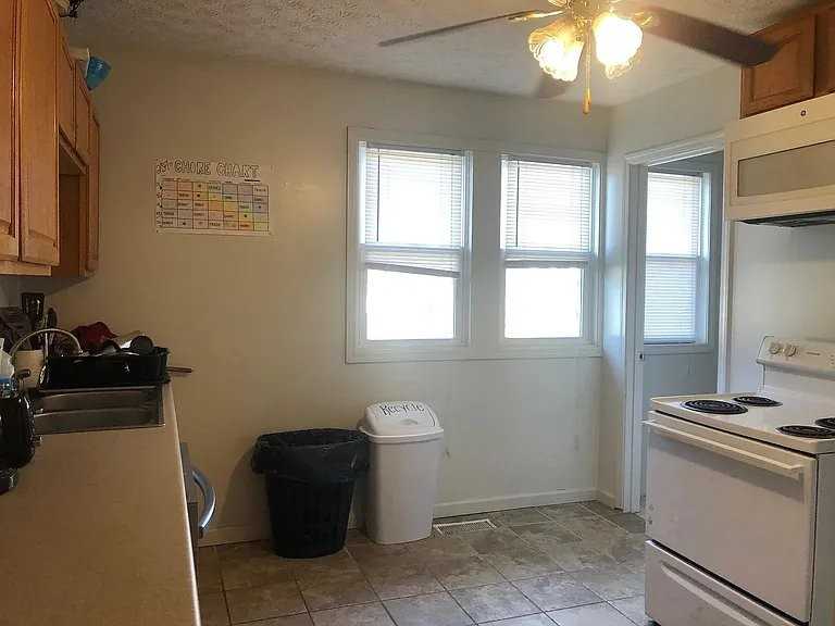 207 E 2nd St - Photo 6 of 20