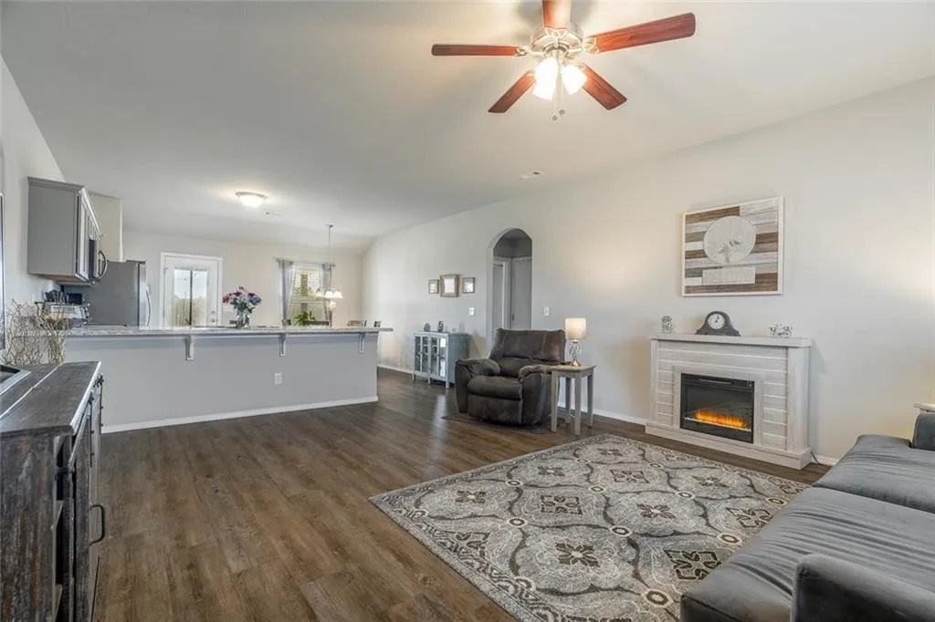 636 Woodcreek Loop - Photo 2 of 20
