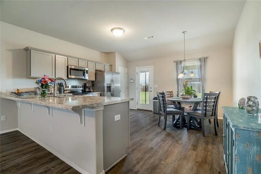 636 Woodcreek Loop - Photo 3 of 20