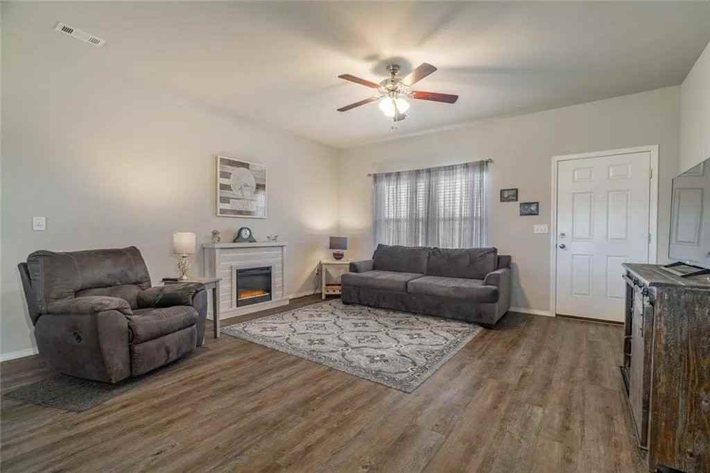 636 Woodcreek Loop - Photo 5 of 20
